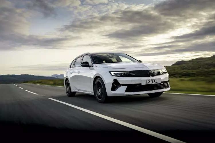 Image of a Vauxhall Astra family car